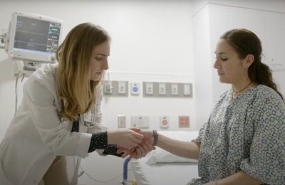 Кодирование Аквилонг в Бугуруслане Врач держит пациентку за руку