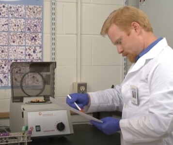 Клиника лечения наркозависимости в Бугуруслане Врач в кабинете клиники