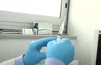 Проведение кодирования Вивитролом в Бугуруслане Шприц с Вивитролом в руках у врача